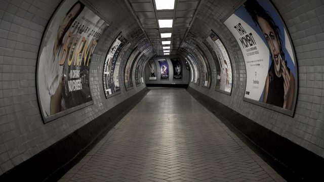 伦敦金研究站编辑在夜间灯光下比对两个不同来源的黄金行情口径差异的记录画面